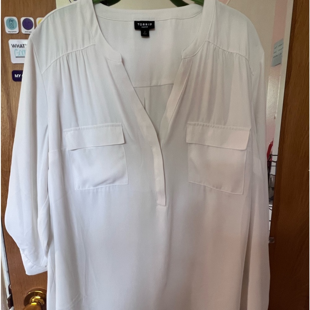 White top. 3/4 sleeve size 2 from Torrid